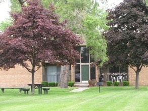 Madison Park Apartments in Madison Heights, MI - Foto de edificio - Building Photo