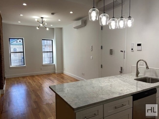 VANDERBILT AVENUE / Renovated 1-Bedroom in