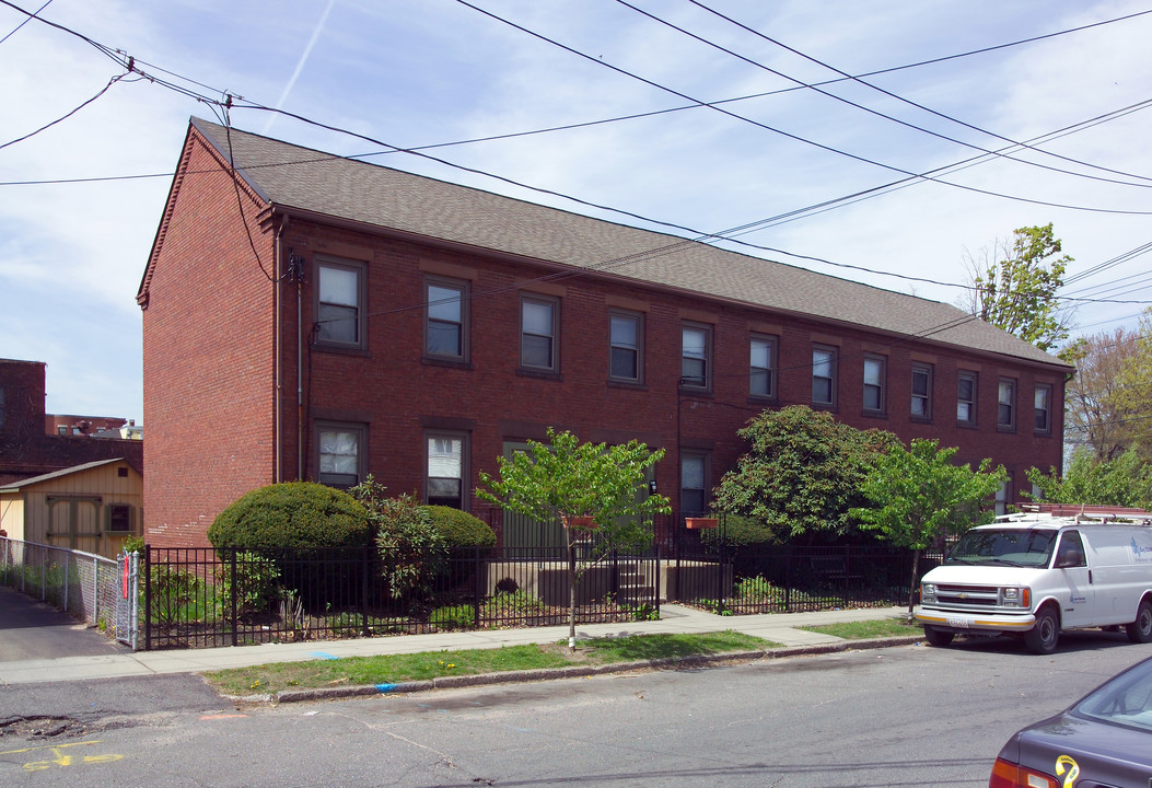 74 Chestnut St in Chicopee, MA - Building Photo