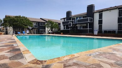 13740 Montfort Dr, Unit 1 in Dallas, TX - Foto de edificio - Building Photo