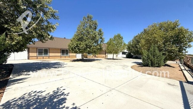 7652 Sherborn Ave in Hesperia, CA - Foto de edificio - Building Photo