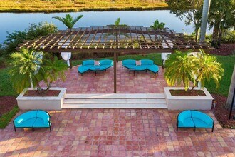 Pembroke Cove in Pembroke Pines, FL - Building Photo - Building Photo