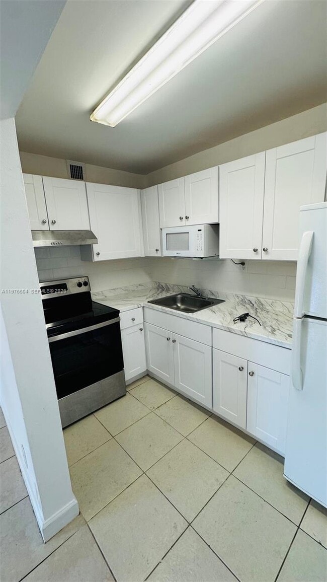 11005 SW 1st St, Unit 107 in Miami, FL - Building Photo - Building Photo
