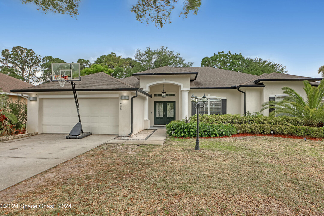 1956 Windbrook Dr in Palm Bay, FL - Foto de edificio