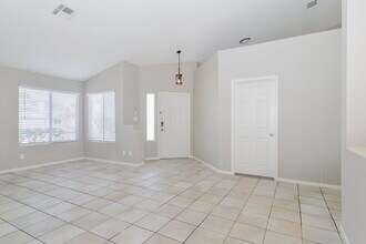 403 Royal Greens Dr in Henderson, NV - Building Photo - Building Photo