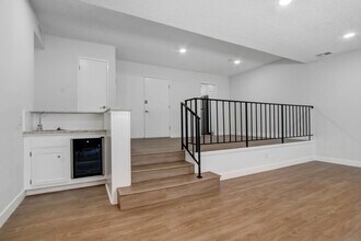 16TH910 in Santa Monica, CA - Building Photo - Interior Photo