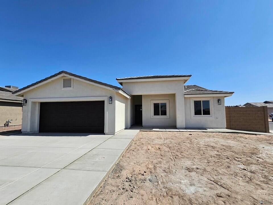 10227 E 33rd Pl in Yuma, AZ - Building Photo