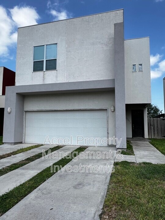 5239 Shalom Dr in Edinburg, TX - Building Photo