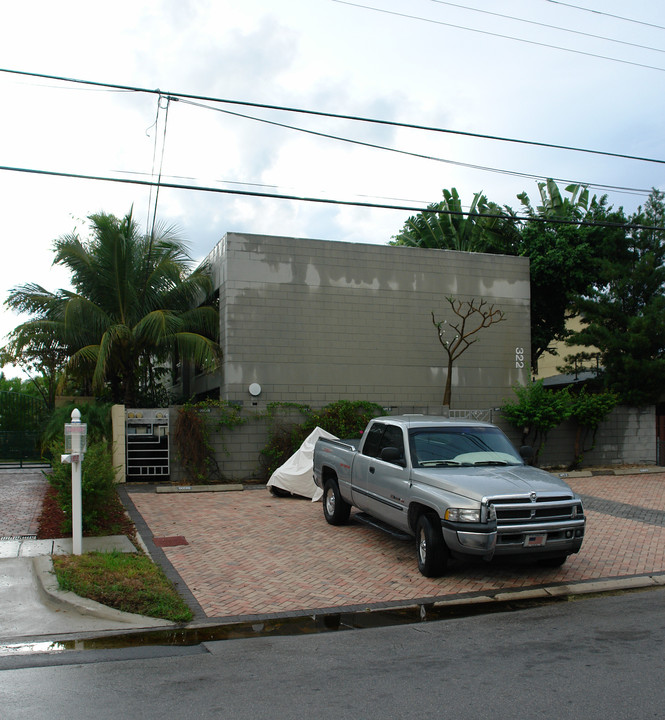 322 Hendricks Is in Fort Lauderdale, FL - Building Photo