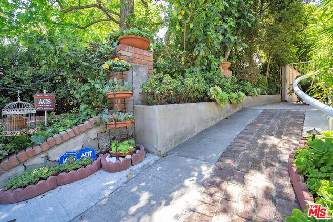 921 Roscomare Rd in Los Angeles, CA - Building Photo - Building Photo