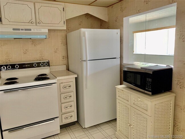 600 Village Green Ct-Unit -221 in Palm Springs, FL - Building Photo - Building Photo
