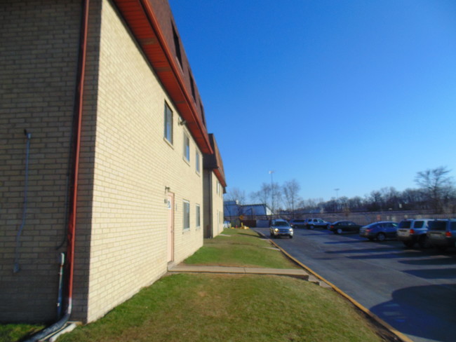 1064 W Irving Park Rd in Bensenville, IL - Building Photo - Other