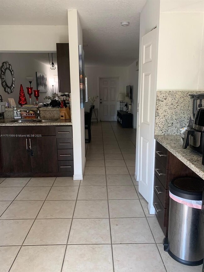 7900 NW 6th St in Pembroke Pines, FL - Foto de edificio - Building Photo