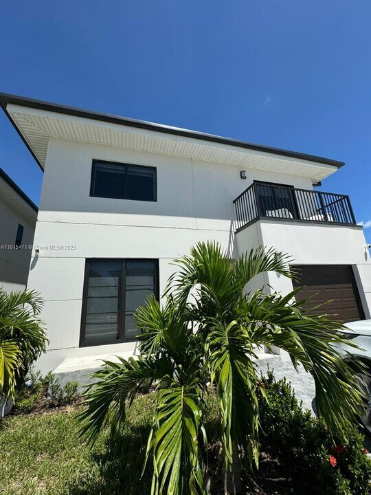 1301 NW 3rd St in Florida City, FL - Building Photo