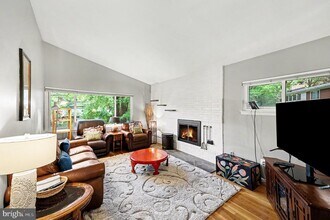 6306 Beachway Dr in Falls Church, VA - Foto de edificio - Building Photo