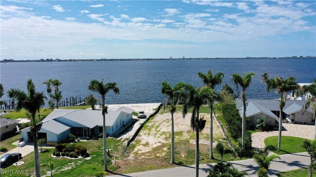 253 Bayshore Dr in Cape Coral, FL - Building Photo - Building Photo