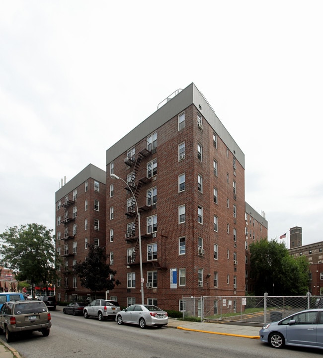 Pineville House in Elmhurst, NY - Foto de edificio
