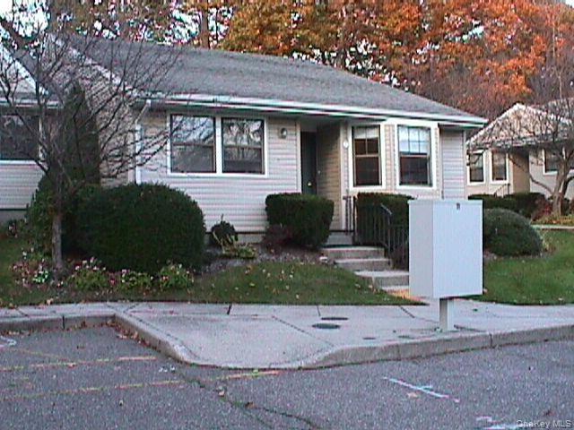 7 Patriot Ct in Huntington, NY - Building Photo