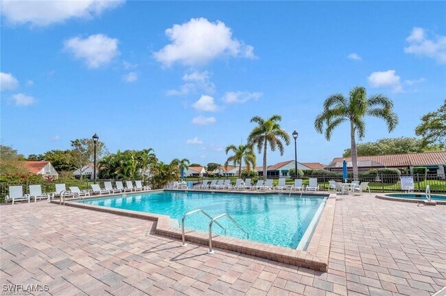 551 Beachwalk Cir in Naples, FL - Foto de edificio - Building Photo