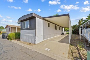 5505 W Tulare Ave in Visalia, CA - Building Photo