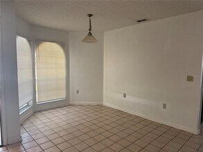 925 Derbyshire Dr in Kissimmee, FL - Building Photo - Building Photo