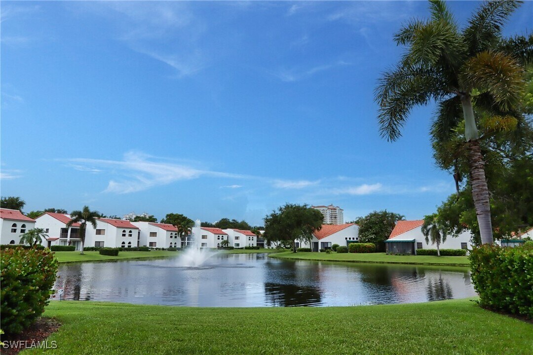 661 Windsurf Ln in Naples, FL - Building Photo