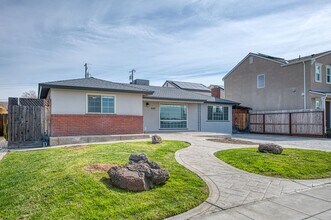 245 Minnewawa Ave in Clovis, CA - Building Photo - Building Photo