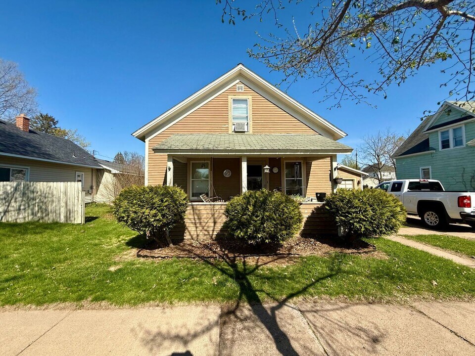 1005 S 5th Ave in Wausau, WI - Building Photo