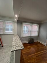 879 Beaconsfield Ave, Unit 2 in Grosse Pointe Park, MI - Foto de edificio - Building Photo