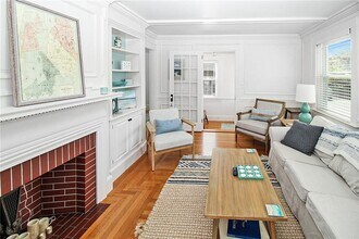 28 W Narragansett Ave in Newport, RI - Building Photo - Building Photo