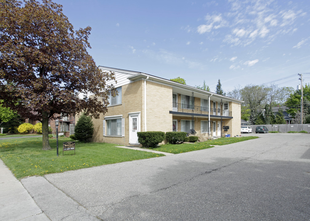 Provincial Manor Apartments in Birmingham, MI - Building Photo