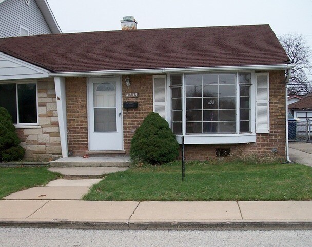 4215 W 87th St in Hometown, IL - Building Photo