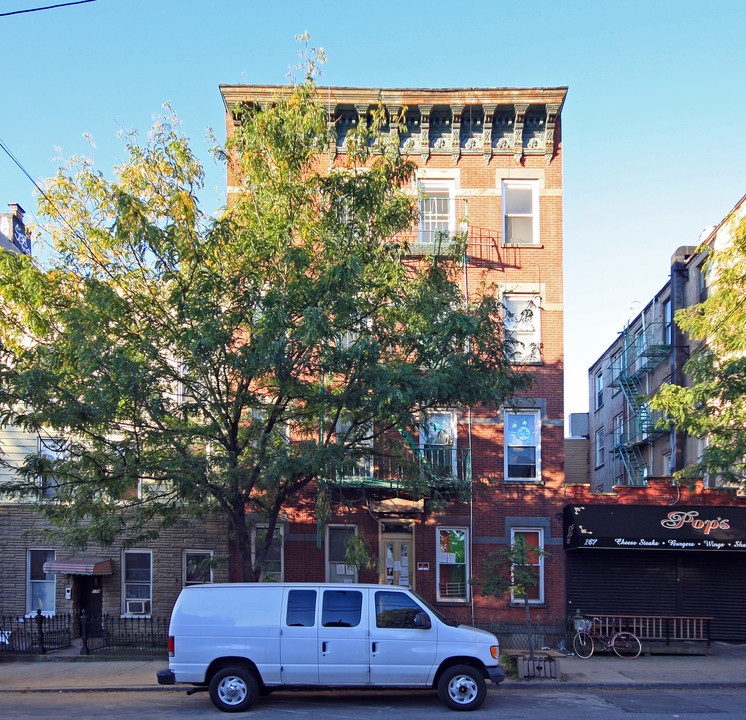 172 N 8th St in Brooklyn, NY - Building Photo