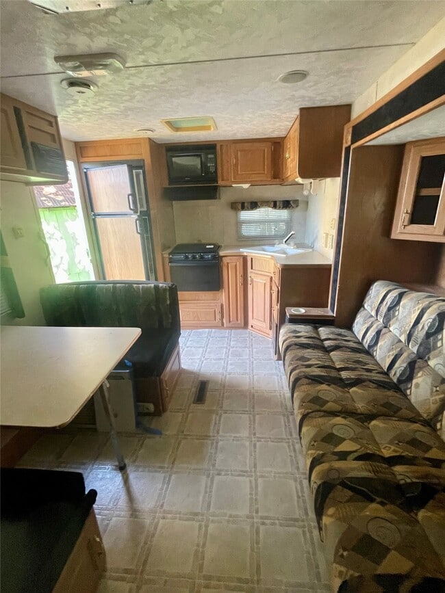 728 S Shanks St in Clute, TX - Building Photo - Building Photo