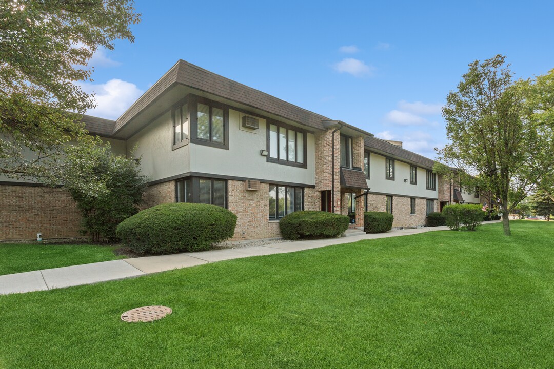 The Clarendon Apartment Homes in Clarendon Hills, IL - Building Photo