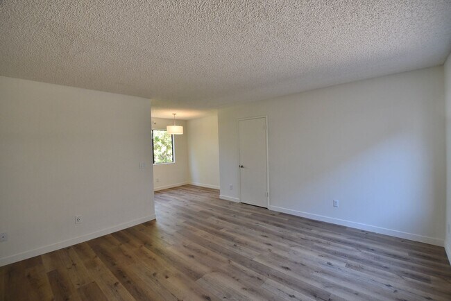 12338 Oxnard St, Unit 105 in Los Angeles, CA - Foto de edificio - Building Photo