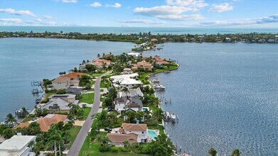 1707 Caribbean Dr, Unit 703 in Sarasota, FL - Foto de edificio - Building Photo