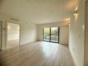 2285 SW 27th St in Miami, FL - Building Photo - Building Photo