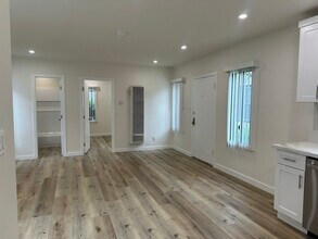 2616 1/4 S Halldale Ave in Riverside, CA - Foto de edificio - Building Photo