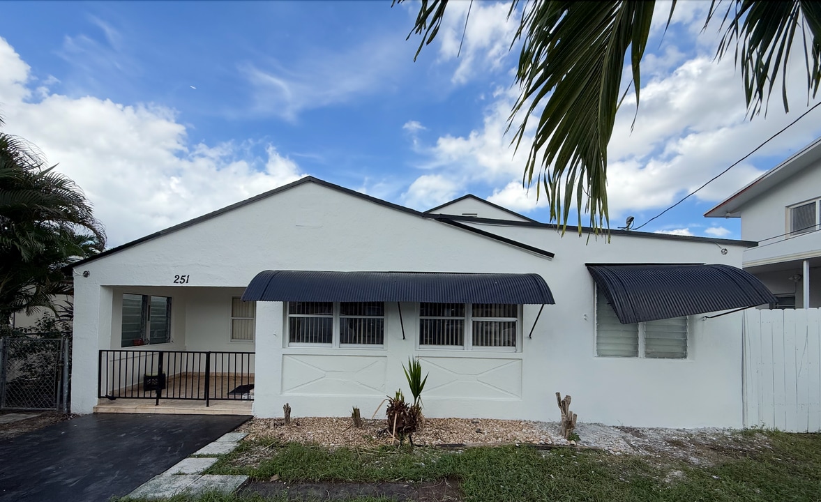 251 NW 49th Ave in Miami, FL - Foto de edificio