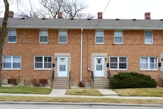 Oak Bluff Townhomes in Waukegan, IL - Building Photo - Building Photo