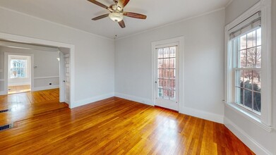 354 Waltham St, Unit #1 in Newton, MA - Foto de edificio - Building Photo