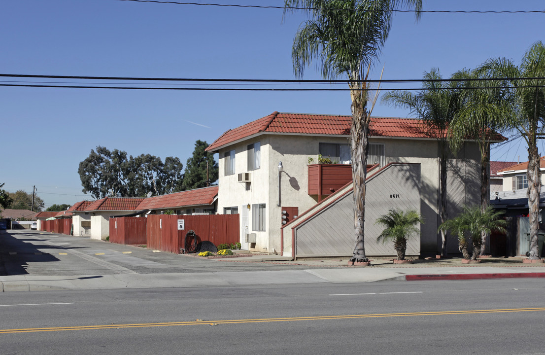 8671 Walker St in Cypress, CA - Foto de edificio