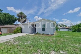 17360 Shirley Ave, Unit 327 in Port Charlotte, FL - Building Photo - Building Photo