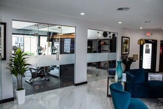 Woodtrail Apartment Homes in Houston, TX - Foto de edificio - Building Photo