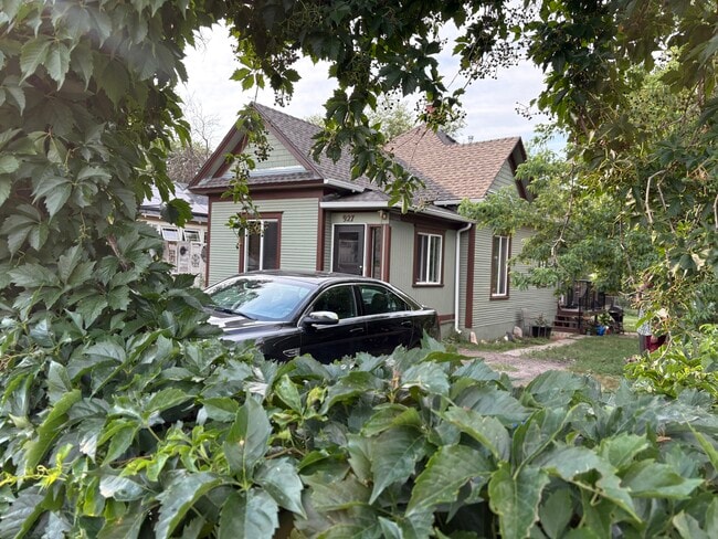 property at 927 E Costilla St