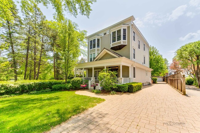 399 E Deerpath Rd in Lake Forest, IL - Foto de edificio - Building Photo