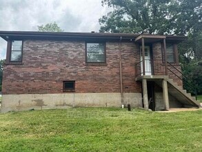550 N Elizabeth Ave in Ferguson, MO - Building Photo - Building Photo