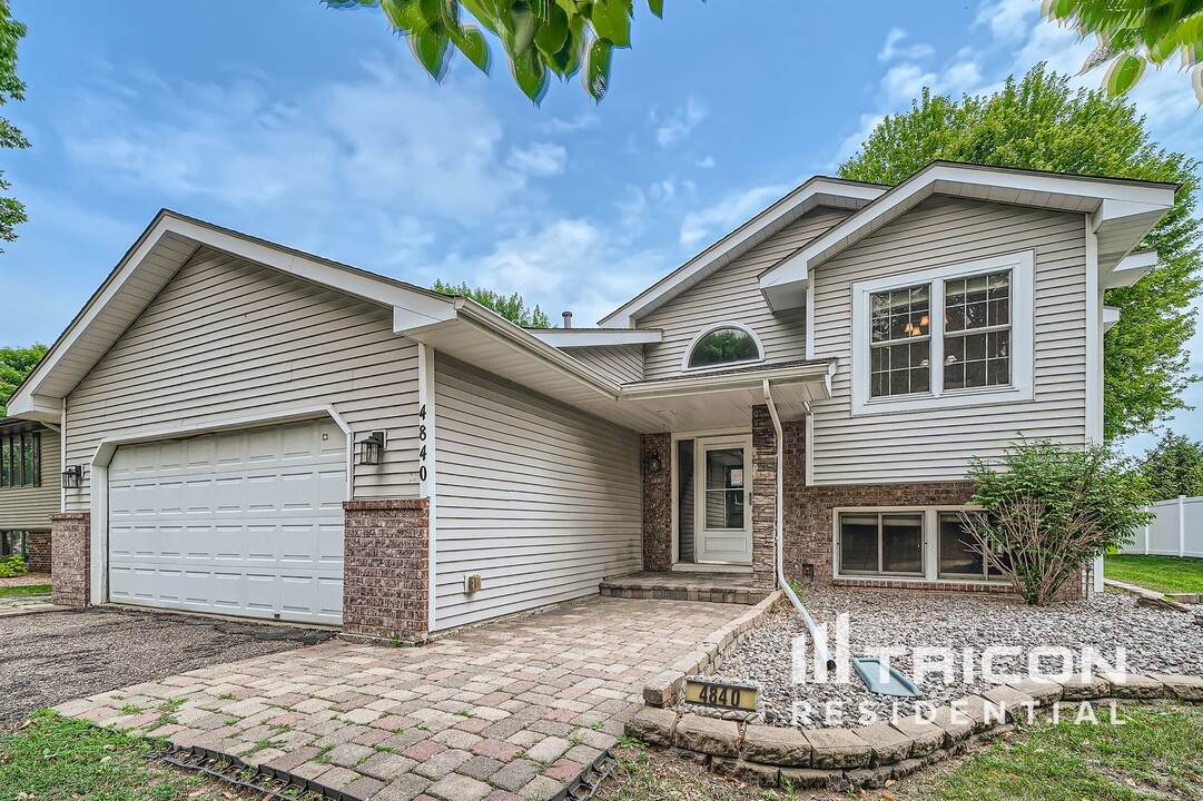 4840 Evergreen Ln N in Plymouth, MN - Building Photo