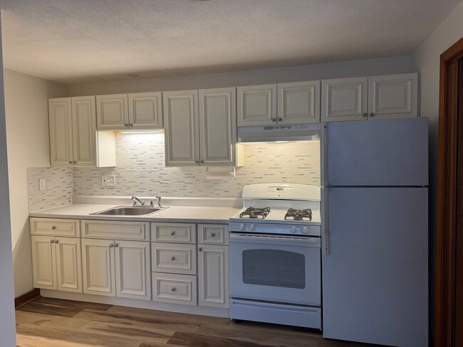 11 Brattle St, Unit apt 3